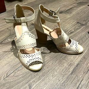 Alter'd State taupe sandals size 8